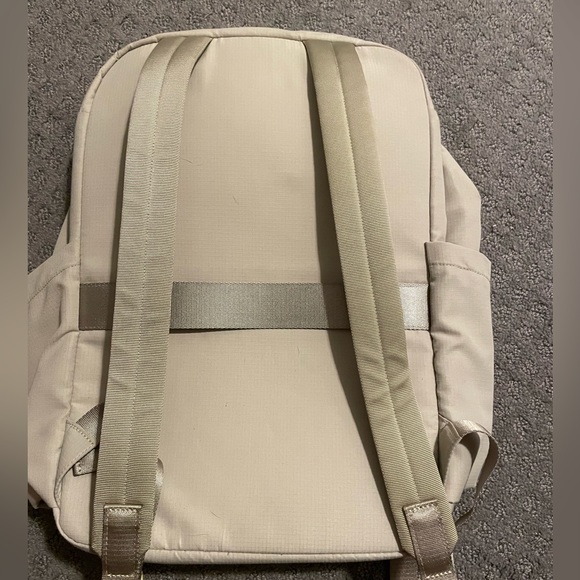 Lululemon Dew Green everyday backpack 2.0L - Picture 3 of 3